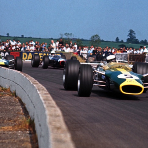 Jim devant son co-équipier Graham Hill et Chris Irwin sur BRM àç Silverstone pour le GP nationa Jim devant son co-équipier Graham Hill et Chris Irwin sur BRM àç Silverstone pour le GP nationa